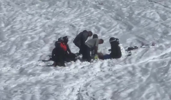 国内知名滑雪场有游客被埋身亡？目击者拍下视频！