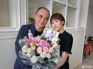 组图：胡静庆祝结婚十五周年 与老公捧花合照幸福甜蜜