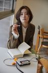 组图：韩国女艺人郑采妍最新时装写真曝光 清纯可人