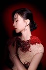 组图：刘诗诗身穿长裙红玫瑰点缀 举止温柔优雅热烈惊艳