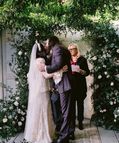 组图：破产姐妹Max演员结婚 在花园举办私人婚礼甜蜜幸福