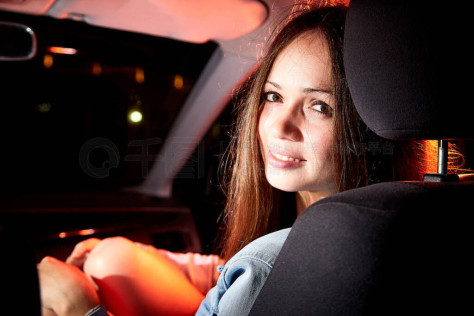 晚上开车的年轻漂亮女人