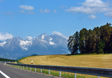 乡村高山和高速公路上的塔特拉斯春景（斯洛伐克）山脊冷杉公路