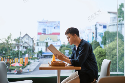 羊角面包在咖啡店看书的人男人桌子休息