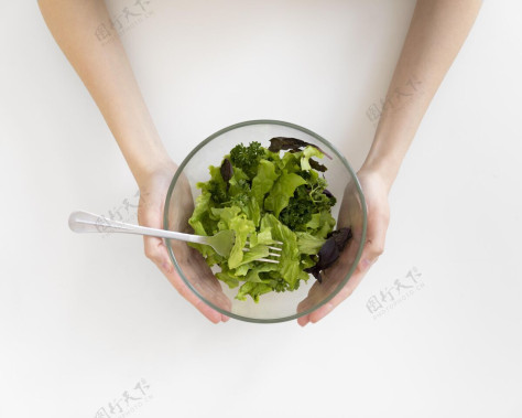 特写双手紧握沙拉碗健康饮食模特