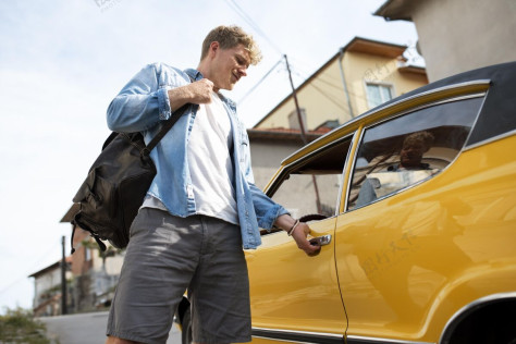 旅行男子上车中枪旅行者中镜头汽车