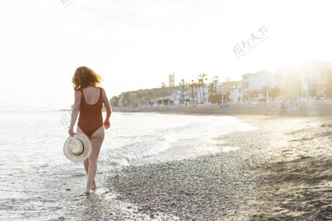 乐趣海边的全副武装的女人家庭夏天海滩