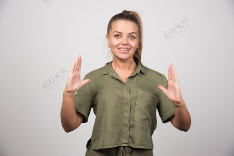 人穿着绿色夹克的年轻女子手拿空地成人年轻女人