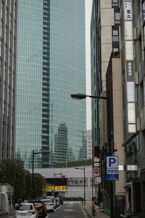 大都市有汽车和摩天大楼的日本街日本城市街道