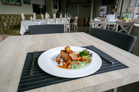 特写牛肉片或肉排配蘑菇和沙司配香肠沙拉真菌烹饪