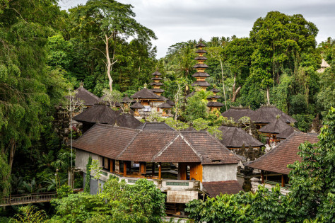 柬埔寨巴厘岛丛林中的木制寺庙木头天空古代