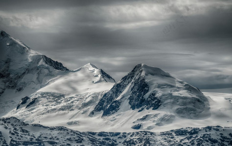 公园多云的天空下雪山的美丽景色高山山谷风景