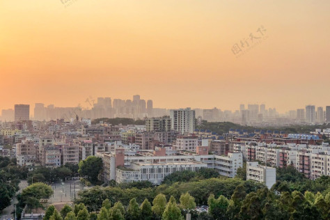 夜晚全景空中拍摄的城市景观和丰富多彩的天际线在日落空中五颜六色摩天大楼云