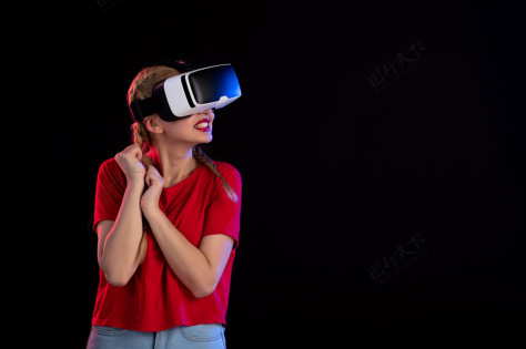 虚拟现实正面是美女兴奋地玩vr上的黑暗超声奇幻游戏女士姿势游戏
