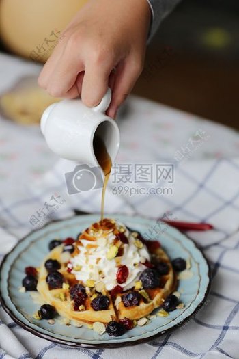 枫糖浆浇汁的华夫饼