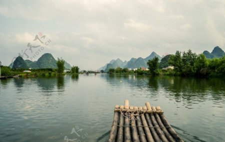 河流木筏风景图片