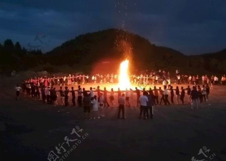 大型篝火晚会图片