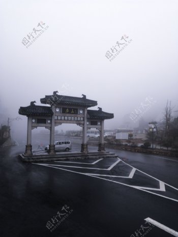 宽阔空旷的马路牌坊背景