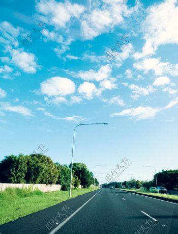 蓝天白云的夏日澳洲街景