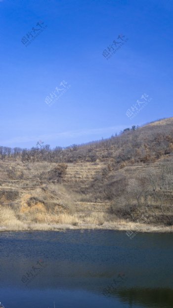 蓝天湖泊风景图片