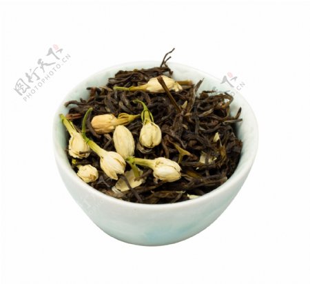 白色瓷碗里的茶叶花茶