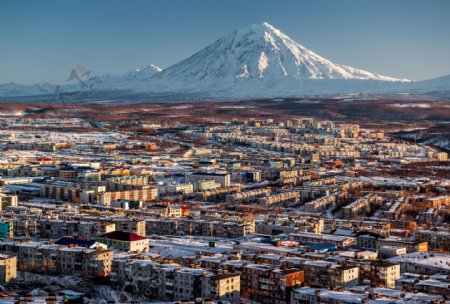 雪山与城市风景图片