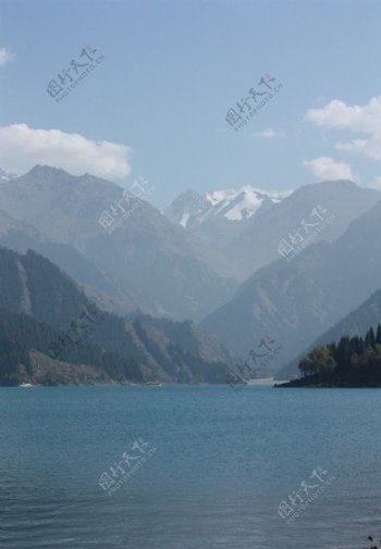 天山天池深景图片