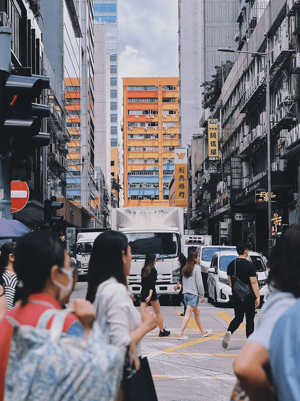 被港人「排斥」的内地优才主动降薪和加班，这对香港就业市场有什么影响？内卷浪潮下打工人该如何平衡自我？