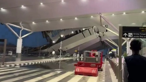 印度新德里机场航站楼屋顶坍塌已致1死8伤