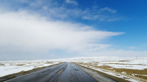 汽车视角下雪公路