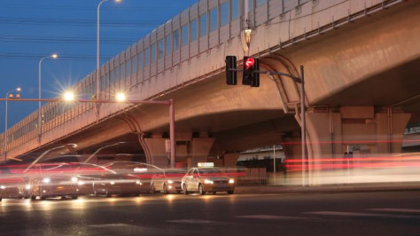 夜晚车流延时红绿灯路口车流延时