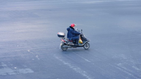 男子骑电动车挡风被