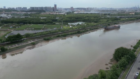 4K航拍普通小河流珠江支流河堤