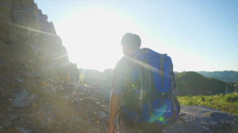 逆光背影登山背影徒步旅行登山运动攀岩爱好