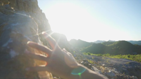 登山过程脚步足迹步伐爬山登顶夕阳活力