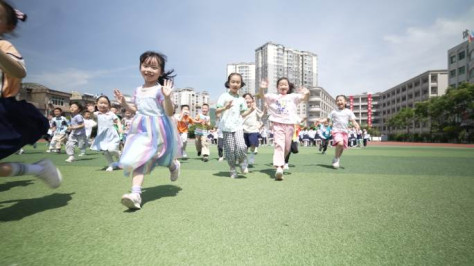 幼儿园奔跑的小朋友