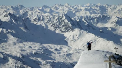 登山者在白雪覆盖的山峰上欢呼雀跃