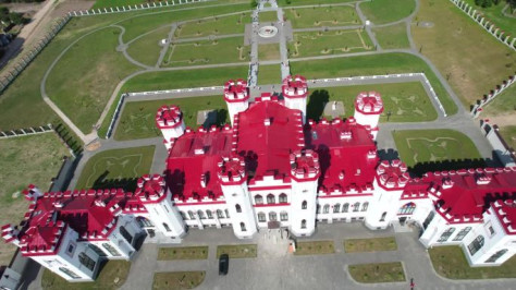 科索沃城堡的鸟瞰图，美丽的红色屋顶。白俄罗斯科索沃帕斯洛夫斯基修复的古城堡宫殿。
