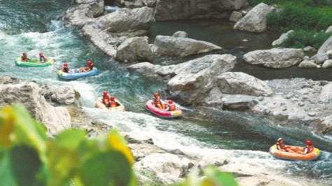 Heatwaves boost rafting tourism in Hubei