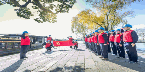 国家电网浙江电力党员在南湖红船前重温入党誓词