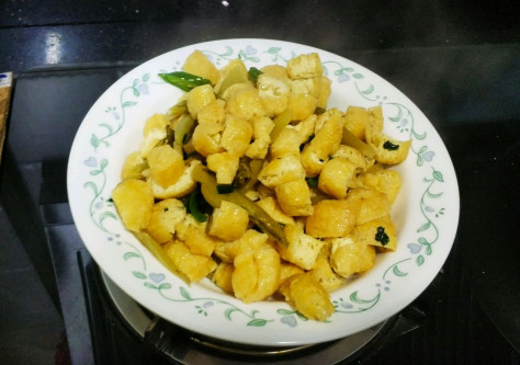 【酸菜油豆腐】做法步骤图 解馋下饭-起舞食谱网