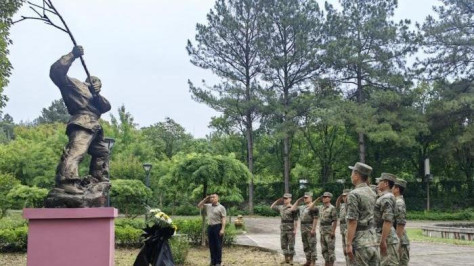 Veteran ehrt Märtyrerstatue in seinem alten Lager