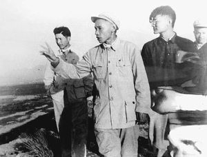 谷文昌同志（中）1958年在东山县深入基层指导工作。新华社发