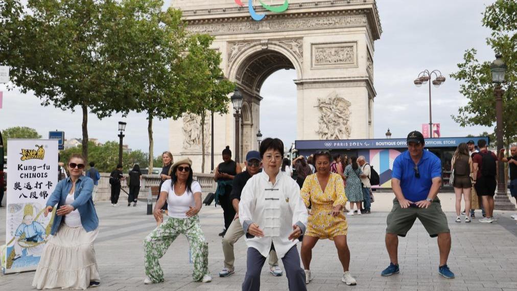 People experience practicing Chinese aerobic exercise in Paris