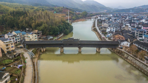 Kühles Klima in Bergen in Zhejiang zieht zahlreiche Touristen an