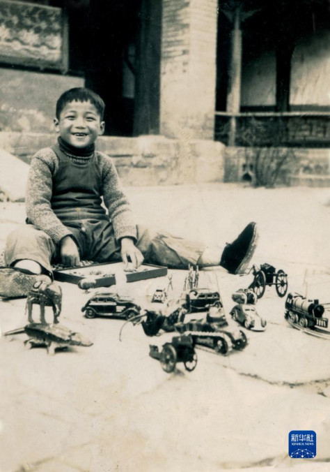  　　顾诵芬和他小学时期最喜欢的玩具（资料照片）。新华社发（中国航天工业集团供图）