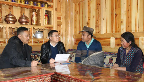 刘永革（左二）在那吾镇塔瓦行政村调研精准扶贫工作（10月21日摄）。