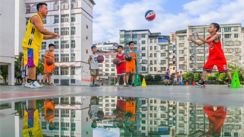 Children enjoy activities during summer vacation in China