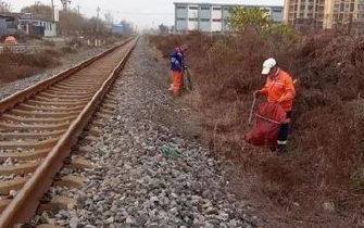 干净了 铁路沿线“大扫除”