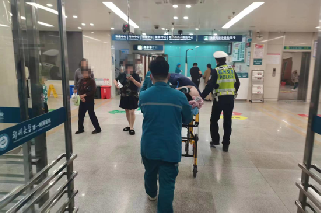 半小时路程14分钟抵达 郑州交警协助昏迷少年紧急转院